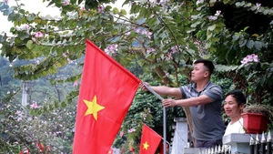 Les habitants du hameau de Ke, dans la commune de Hiên Luong, décorent les rues et ruelles de drapeaux et de fleurs en préparation de la journée électorale. Photo : Thanh Hải – VNA.