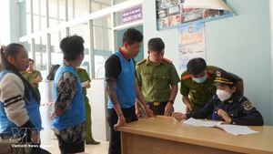 Sur la photo : les autorités contrôlent strictement la zone du poste frontière international de Dinh Ba afin de prévenir et de lutter contre les entrées et sorties illégales. Photo : VNA.