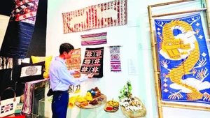 Les produits en brocart créés à partir de la technique de tissage « Tam Huc Man » dé Thais du village de Hoa Tien (Nghe An), que l'on croyait éteinte, sont largement diffusés grâce au soutien du British Council. Photo: NDEL