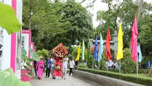 La délégation de jeunes et d'étudiants vietnamiens d'outre-mer visite le site historique de Kim Lien. Photo: baoquocte