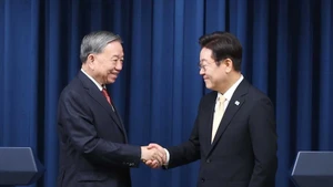 Le secrétaire général du Parti communiste du Vietnam (PCV) To Lam (gauche) et le président sud-coréen Lee Jae Myung. Photo : VNA.