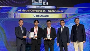 Luong Duc Long du groupe Viettel (deuxième à droite) et Nguyen Hoang Vu, ingénieur en intelligence artificielle et PDG de la startup AIZ (troisième à droite) reçoivent le premier prix du concours. Photo : VNA.