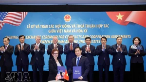 Le Secrétaire général Tô Lâm assiste à la cérémonie de remise du contrat d’acquisition du système de protonthérapie anticancéreuse Mevion S250-FIT entre l’Hôpital général Tâm Anh et la société Mevion Medical Systems.