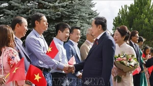 Le président de l’Assemblée nationale, Trân Thanh Mân, et son épouse rencontrent des responsables et du personnel de la Mission vietnamienne auprès des Nations Unies et d’autres organisations internationales à Genève, de l’ambassade du Vietnam et de la communauté vietnamienne en Suisse, le 27 juillet. Photo : VNA.