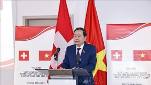 Le président de l’Assemblée nationale, Tran Thanh Man, s’exprime lors d’un séminaire sur le développement et l’exploitation des centres financiers internationaux en Suisse, le 28 juillet 2025. Photo : VNA.