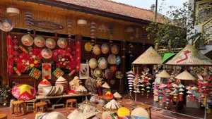 Un espace rempli de chapeaux coniques – des plus rustiques et originaux aux plus éclatants et colorés – évoquant l'âme de l'artisanat traditionnel vietnamien. Photo : Ngoc Mai.