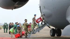 Le 19 novembre, les soldats de l'hôpital de campagne de l'armée vietnamienne ont quitté Hanoï à bord d’un Boeing C-17 Globemaster. L'hôpital de campagne de niveau 2, no 2, sera envoyé au Soudan du Sud en deux étapes, les 19 et 26 novembre, pour une mission de maintien de la paix au sein de la mission des Nations Unies (ONU). Photo: anninhthudo.vn