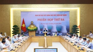 Le Premier ministre Pham Minh Chinh, chef du Comité de pilotage pour la construction de la centrale nucléaire, a présidé la troisième réunion du Comité dans l'après-midi du 22 octobre. Photo : VNA.