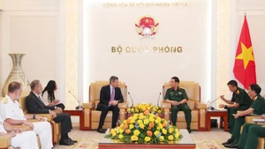 Le ministre vietnamien de la Défense, Phan Van Giang (à droite), reçoit le sous-secrétaire d’État italien à la Défense, Matteo Perego di Cremnago. Photo : VNA.