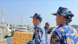 Des cadeaux du Têt remis aux soldats des plateformes DK1 et aux forces navales en mer. Photo: VNA.