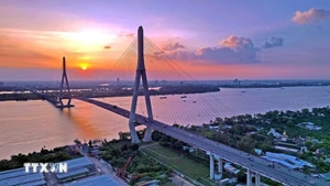 Le pont de Can Tho, qui est le pont à haubans le plus long d’Asie du Sud-Est (longueur de la travée principale : 550 m), construit avec l'aide publique au développement (APD) du gouvernement japonais et des capitaux de contrepartie du gouvernement vietnamien Photo : VNA.