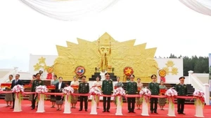 Inauguration du monument « Solidarité et Alliance de combat Vietnam-Laos » à Champassak. Photo: VNA
