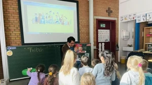 Pham Khanh Nam, représentant de la revue Huong Viet présente les livres. Photo: baoquocte