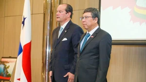 L’ambassadeur du Vietnam au Mexique, également chargé au Panama, Nguyên Van Hai (droite) et le ministre panaméen des Affaires étrangères Javier Martínez. Photo : VNA.