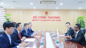 Lors de la séance de travail. Photo: tapchicongthuong.vn