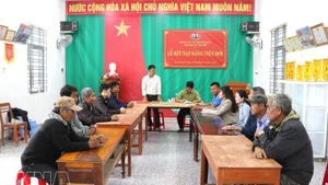 La réunion d'une section du Parti dans le village d'An Thanh, commune de Minh Long, province de Quang Ngai. Photo : VNA. 