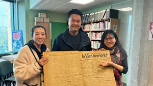 La journaliste Thu Hien (à droite) et son équipe ont été ravis de retrouver l'article de Nguyen Ai Quoc dans le journal La Vie Ouvrière, soigneusement conservé depuis plus de 100 ans. Photo : NVCC