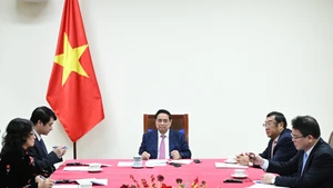 Le Premier ministre Pham Minh Chinh lors de son entretien téléphonique avec le Président angolais João Manuel Gonçalves Lourenço. Photo: NDEL