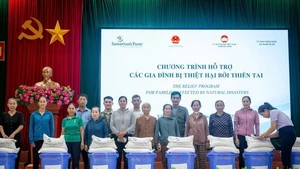 Don aux familles de la commune de Nghi Xuan, province de Ha Tinh, touchées par des catastrophes naturelles, le 6 octobre 2025. Photo : Département de la gestion des digues et de la prévention et du contrôle des catastrophes naturelles