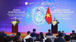 Le Premier ministre Pham Minh Chinh et le secrétaire général des Nations Unies, António Guterres, ont rencontré le milieu de presse à Hanoï le 25 octobre, à l'issue de la cérémonie de signature de la Convention des Nations Unies contre la cybercriminalité. Photo : VNA.