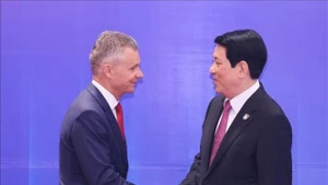 Le président de la République du Vietnam, Luong Cuong (droite) et le vice-ministre australien chargé des Affaires étrangères et du Commerce, Matt Thistlethwaite. Photo : VNA.