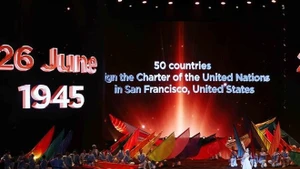 Programme artistique pour célébrer la cérémonie d'ouverture à la signaturede la Convention de Hanoi. Photo : VNA