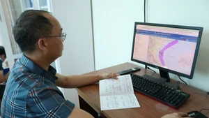 Vérification des données des navires de pêche sur le système de surveillance des voyages. Photo : VNA