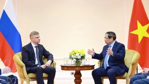 Le Premier ministre Pham Minh Chinh (droite) et le directeur général de RZD, Oleg Belozyorov. Photo : VNA.