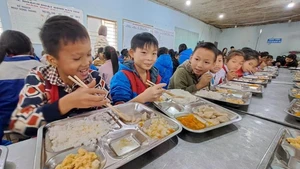 Élèves de l'internat de l'école primaire et secondaire Xin Chai pour minorités ethniques, dans le district de Vi Xuyen, province de Ha Giang, au Nord du Vietnam. Photo : VNA.