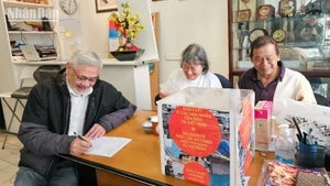 Au 26 octobre, les Vietnamiens en France ont contribué à hauteur de 20 000 euros pour soutenir les victimes des inondations au Vietnam. Photo: NDEL