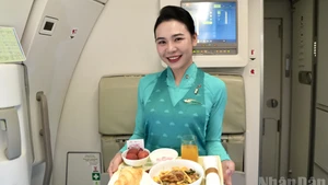 Le litchi « trứng » (litchi « œuf »), produit agricole d'excellence de Hung Yen, à bord de vols Vietnam Airlines. Photo: NDEL