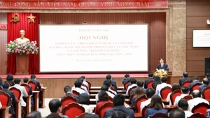 Nguyen Duy Ngoc, membre du Bureau politique et secrétaire du Comité du Parti de Hanoï, prononce le discours d'ouverture de la conférence sur l'étude, la recherche et la mise en œuvre de la Résolution et du Programme d'action du 18e Congrès du Comité du Parti de Hanoï, mandat 2025-2030. Photo : hanoimoi