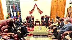 L’ambassadeur du Vietnam en Russie, Dang Minh Khôi (à gauche, au centre) fécilite l’ambassadeur du Laos en Russie, Siphandone Oybuabuddy pour le 50e anniversaire de la Fête nationale du Laos. Photo : VNA