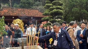 Les délégués offrent de l’encens à la pagode Thien Tru. Photo: VNA
