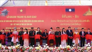 Présence des délégués vietnamiens et lao lors de l’inauguration du monument commémoratif de l’alliance de combat Laos-Vietnam. Photo : VNA