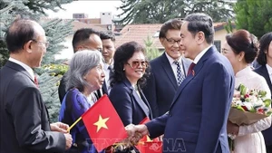 Le président de l'Assemblée nationale, Tran Thanh Man, et son épouse, Nguyen Thi Thanh Nga, ont rencontré la communauté vietnamienne en Suisse le 27 juillet (heure locale) à Genève. Photo : VNA.
