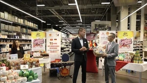 L'ambassadeur Vu Quang Minh (à droite) remercie Marco Berger, PDG de Selgros Lichtenberg, d'avoir créé les conditions permettant aux produits agricoles vietnamiens de se rapprocher des clients allemands. Photo : VNA