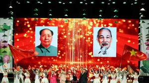 Un spectacle célèbre l'amitié et le bon voisinage entre le Vietnam et la Chine. Photo : VNA