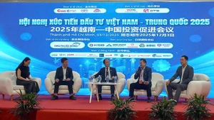 Des intervenants discutent de solutions pour attirer les investisseurs chinois dans les secteurs de haute technologie au Vietnam. - Photo : baodautu