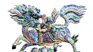 Le paravent à motif de dragon et de cheval de la maison communale du village de Kim Long a été créé par des artisans de Hué à l'aide de techniques d'incrustation de céramique.
