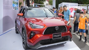 Les clients découvrent le modèle hybride Yaris Cross lors d'un événement tenu à Hanoï le 27 septembre. Photo : TMV