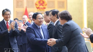 Le Premier ministre et des représentants d'entreprises japonaises. Photo : VNA