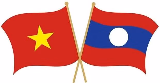 Drapeaux nationaux du Vietnam et du Laos. Photo: NDEL