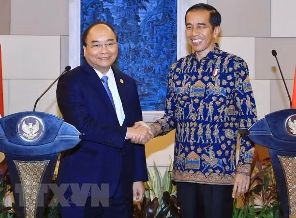 Le Premier ministre Nguyên Xuân Phuc (à gauche) et le Président Joko Widodo rencontrent la presse dans le cadre de sa visite en Indonésie, le 12 octobre 2018. Photo d’archives : VNA.