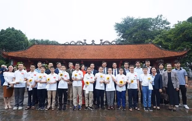 Des dirigeants du Service de l'Education et de la Formation de Hanoï et des élèves participant aux Olympiades internationales de mathématiques et de sciences 2022. Photo : hanoimoi.com.vn