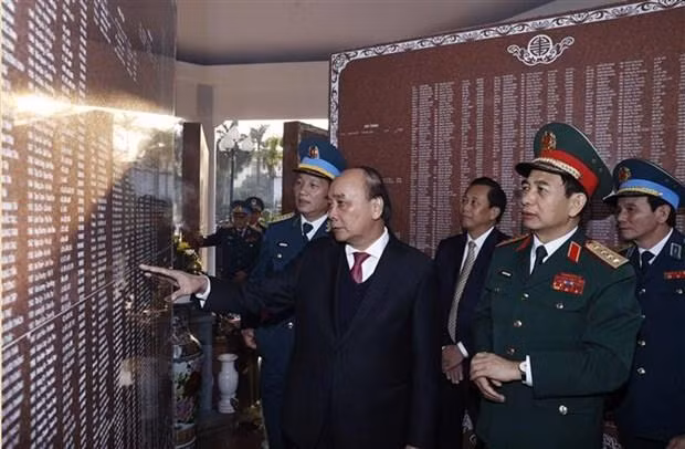 Le Président de la République, Nguyên Xuân Phuc, au Mémorial des martyrs de l'armée de l'air et de défense aérienne. Photo : VNA. Le Président de la République, Nguyên Xuân Phuc, au Mémorial des martyrs de l'armée de l'air et de défense aérienne. Photo : VNA.