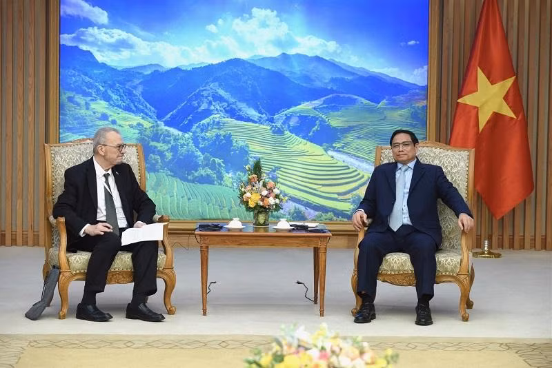 Le Premier ministre Pham Minh Chinh (à droite) recevant l’ancien ambassadeur américain au Vietnam Michael Michalak, vice-président principal et directeur général régional de l’USABC, Michael Michalak et la délégation de l'USABC Photo : Tran Hai/NDEL.