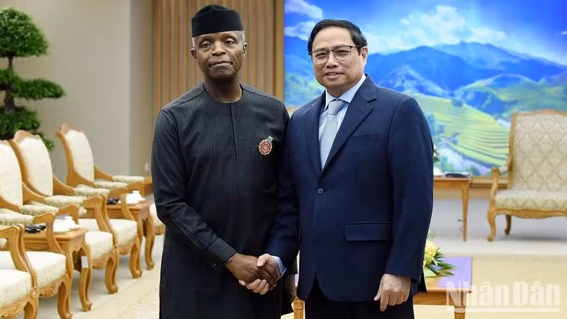 Le Premier ministre Pham Minh Chinh (à droite) et le Vice-Président nigérien, Yemi Osinbajo, à Hanoi, le 5 décembre. VNA.