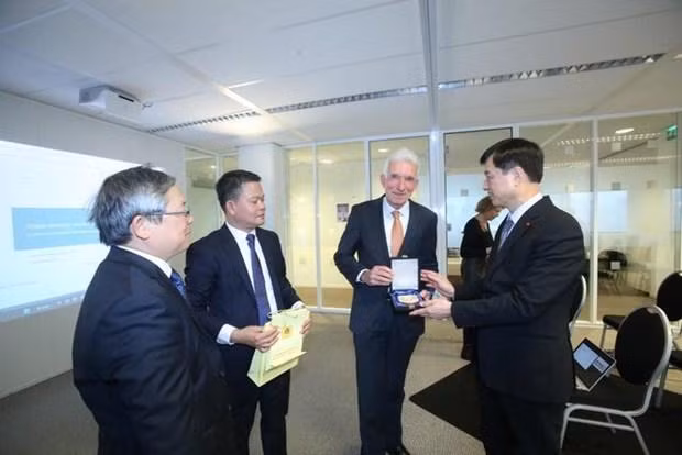 Le vice-ministre de la Sécurité publique, Nguyên Duy Ngoc, remet un cadeau de souvenir au représentant du ministère néerlandais des Affaires intérieures et des Relations au sein du Royaume. Photo : VNA.