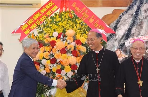 Le secrétaire du Comité central du Parti et président du Comité central du FPV Dô Van Chiên (à gauche) lors de la visite au diocèse de Xuân Lôc, dans la ville de Long Khanh, province de Dông Nai (Sud). Photo: VNA